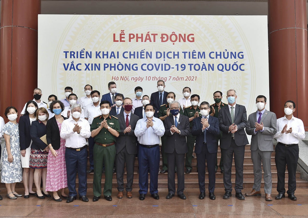 Chiến dịch tiêm chủng vaccine Covid-19: Hành trình đi tìm 'trái ngọt' Chiến dịch tiêm chủng vaccine Covid-19: Hành trình đi tìm 'trái ngọt'