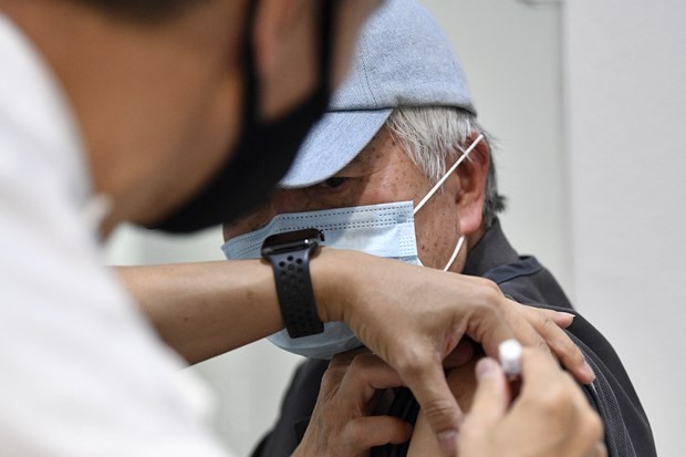 Nhân viên y tế tiêm vaccine phòng COVID-19 cho người dân. (Ảnh: AFP/TTXVN) Nhân viên y tế tiêm vaccine phòng COVID-19 cho người dân. (Ảnh: AFP/TTXVN)