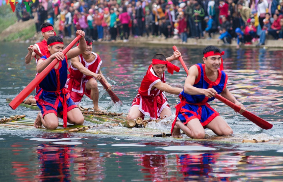 Trai bản tranh tài bơi mảng trong giá rét vùng cao