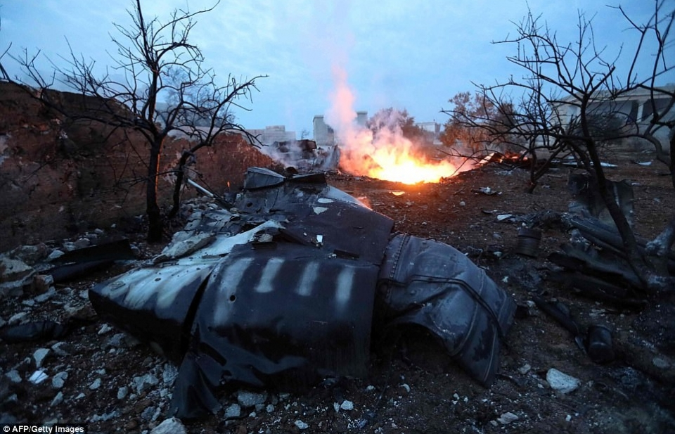 Hiện trường tan hoang vụ máy bay Su-25 của Nga bị bắn rơi