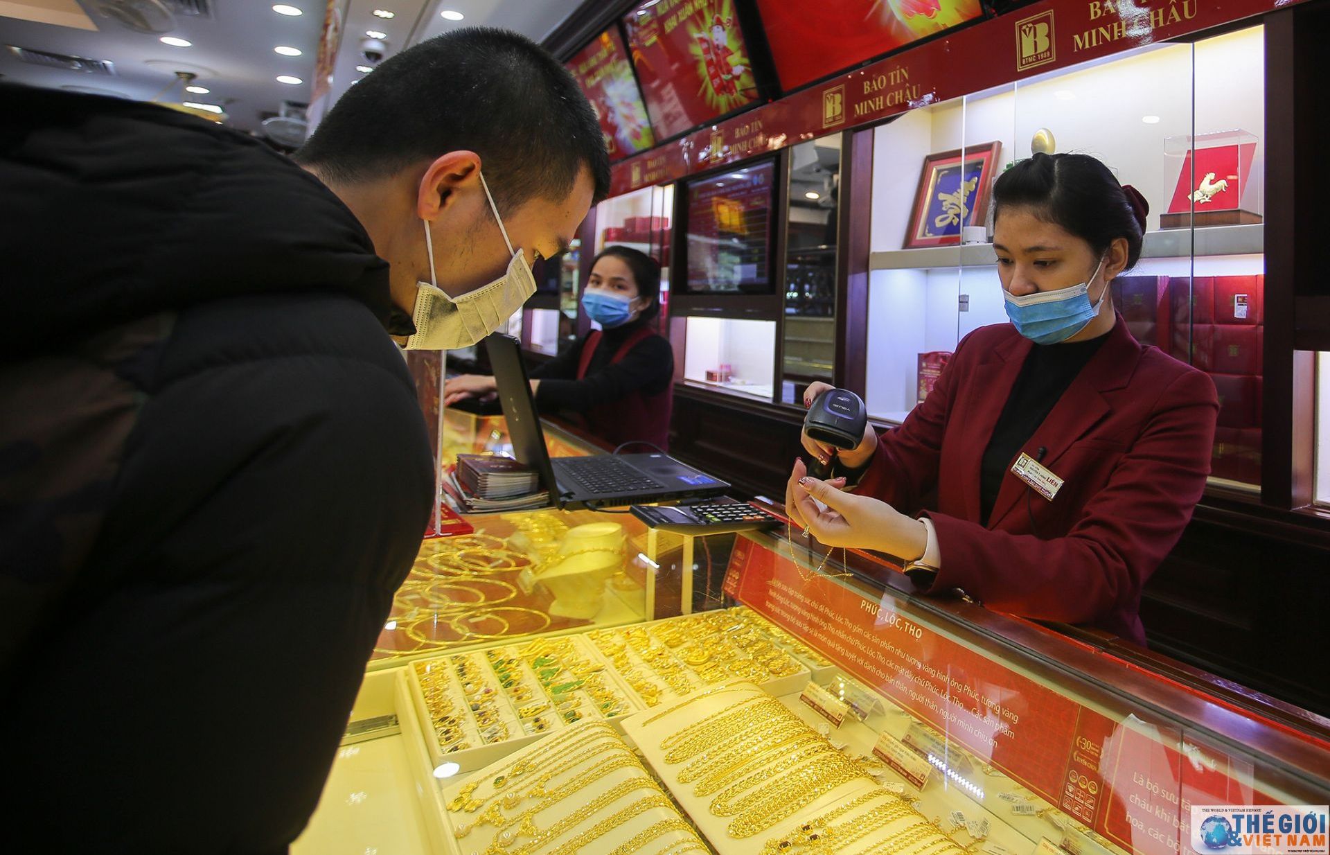 Ngày vía Thần tài: Người dân Hà Nội đeo khẩu trang mua vàng do lo sợ virus corona