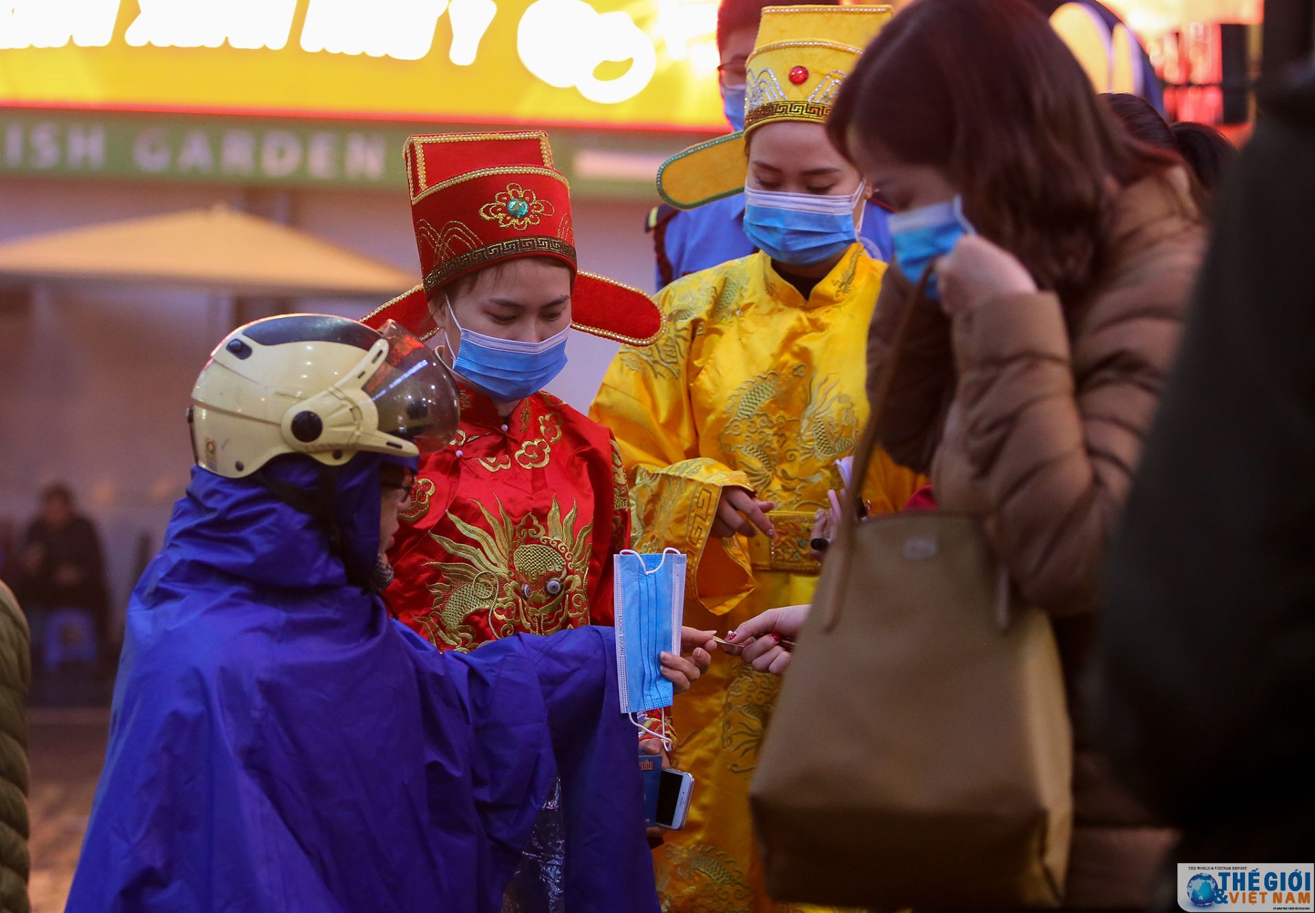 ngay via than tai nguoi dan ha noi deo khau trang mua vang do lo so virus corona