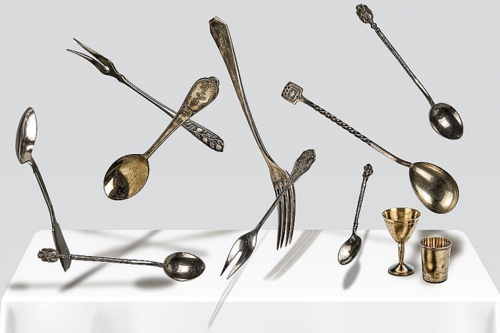 Nên làm gì nếu rơi dụng cụ ăn uống, văng thức ăn vào người ngồi cạnh... khi đang dùng tiệc? nen lam gi neu roi dung cu an uong vang thuc an vao nguoi ngoi canh khi dang dung tiec