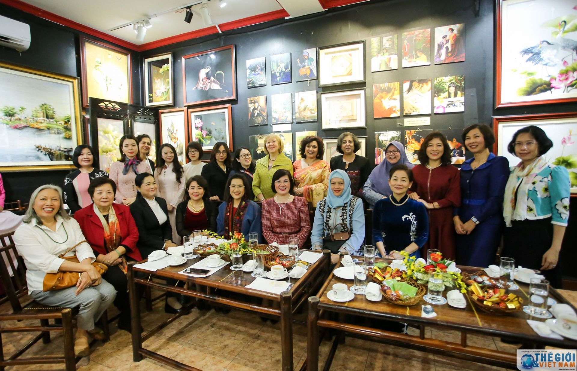 Nhóm AWCH gặp mặt đầu Xuân, trổ tài thêu tay truyền thống