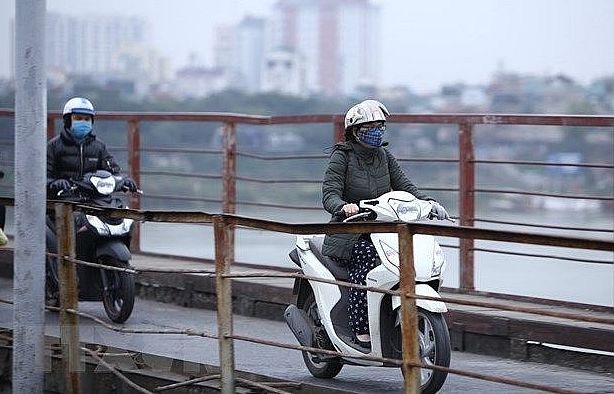 Không khí lạnh gây mưa rào và dông, nhiệt độ tại Hà Nội giảm sâu