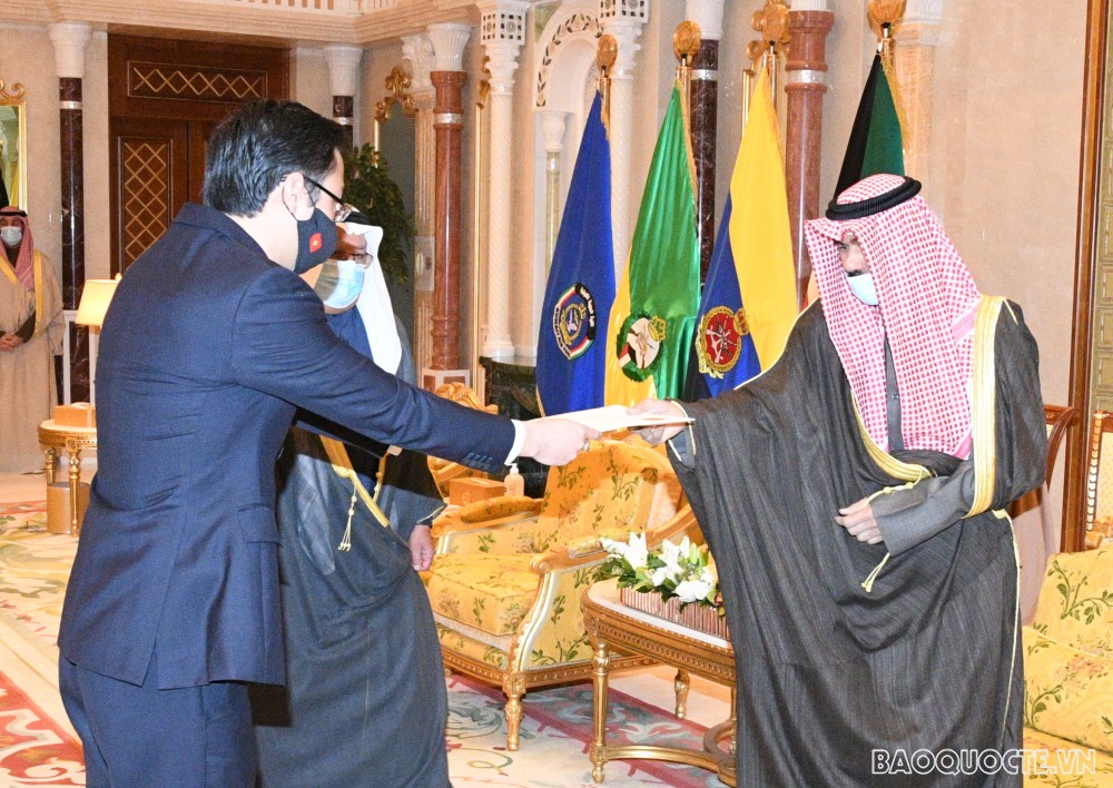 Đại sứ Ngô Toàn Thắng trình Thư ủy nhiệm lên Quốc vương Kuwait Đại sứ Ngô Toàn Thắng trình Thư ủy nhiệm lên Quốc vương Kuwait