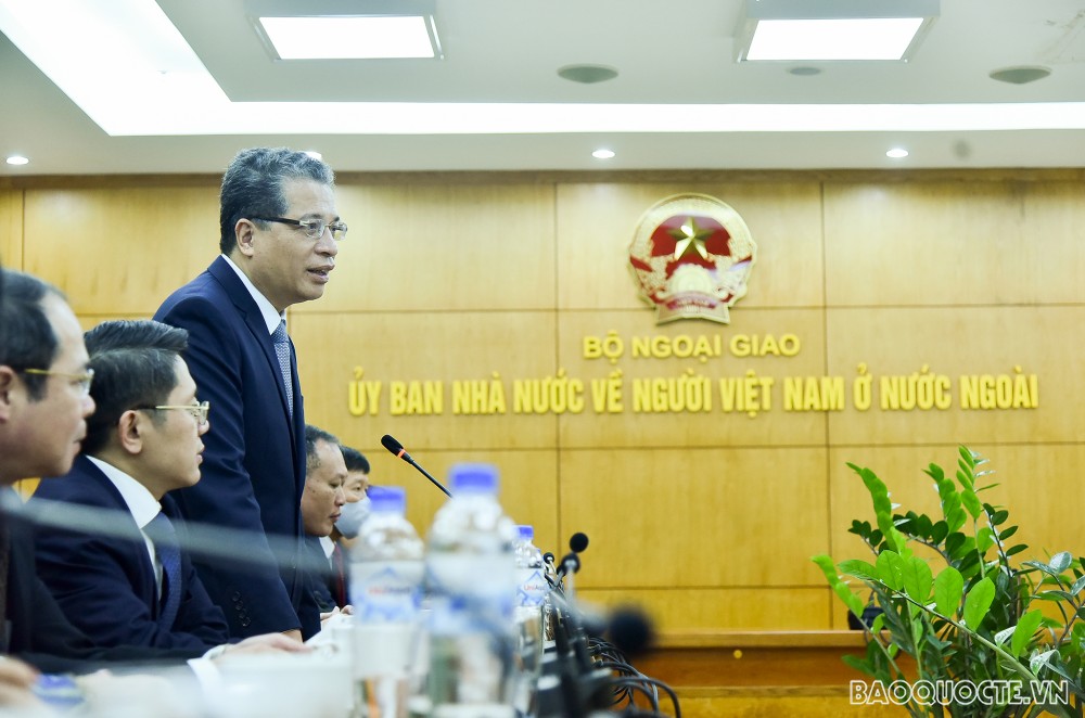 Lãnh đạo Bộ Ngoại giao tặng quà Tết cho một số kiều bào tiêu biểu Lãnh đạo Bộ Ngoại giao tặng quà Tết cho một số kiều bào tiêu biểu