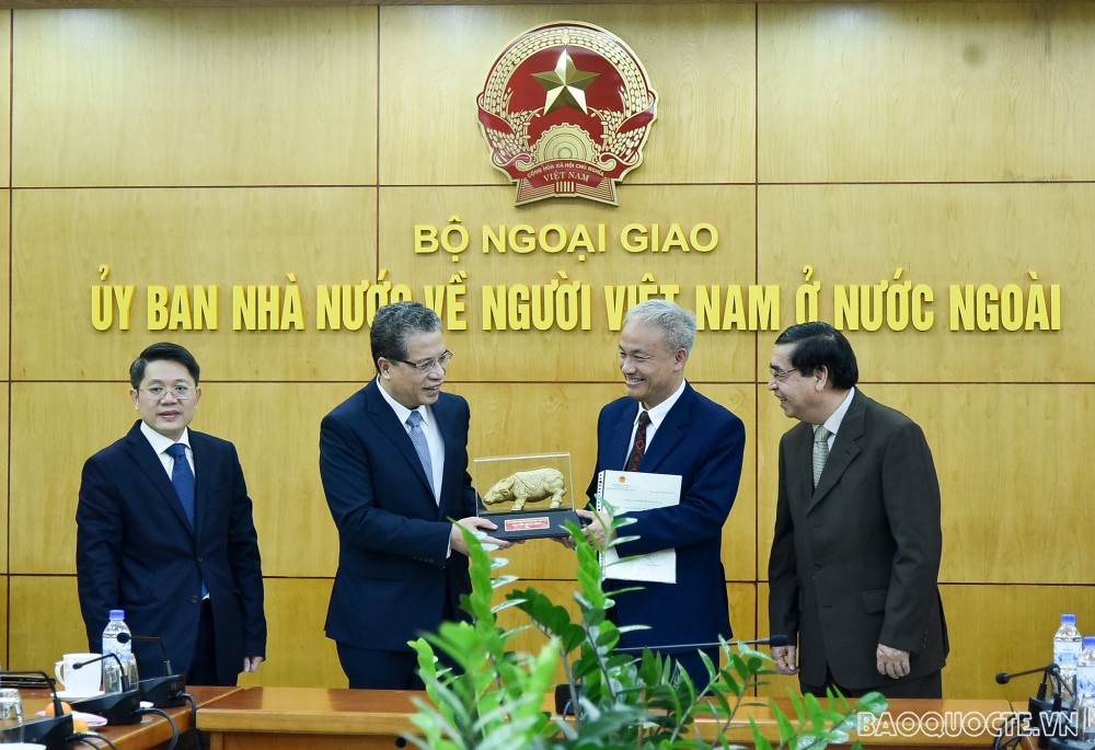 Lãnh đạo Bộ Ngoại giao tặng quà Tết cho một số kiều bào tiêu biểu