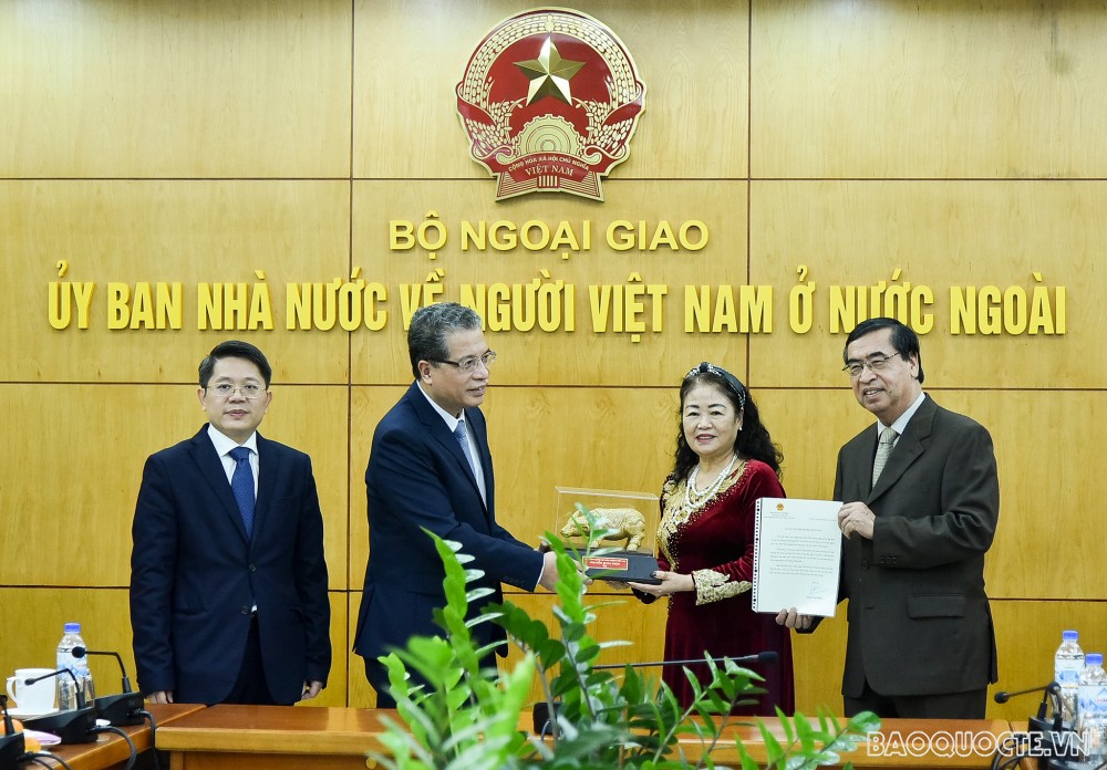 Lãnh đạo Bộ Ngoại giao tặng quà Tết cho một số kiều bào tiêu biểu