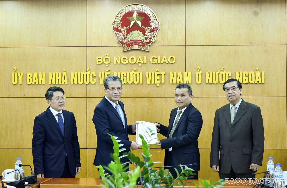 Lãnh đạo Bộ Ngoại giao tặng quà Tết cho một số kiều bào tiêu biểu