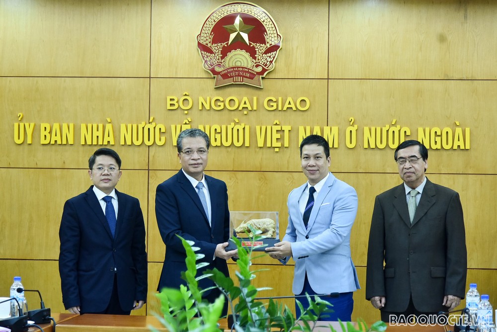 Lãnh đạo Bộ Ngoại giao tặng quà Tết cho một số kiều bào tiêu biểu