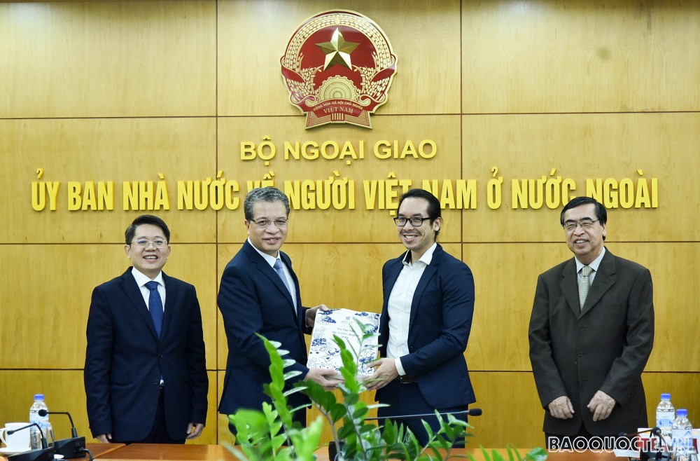 Lãnh đạo Bộ Ngoại giao tặng quà Tết cho một số kiều bào tiêu biểu