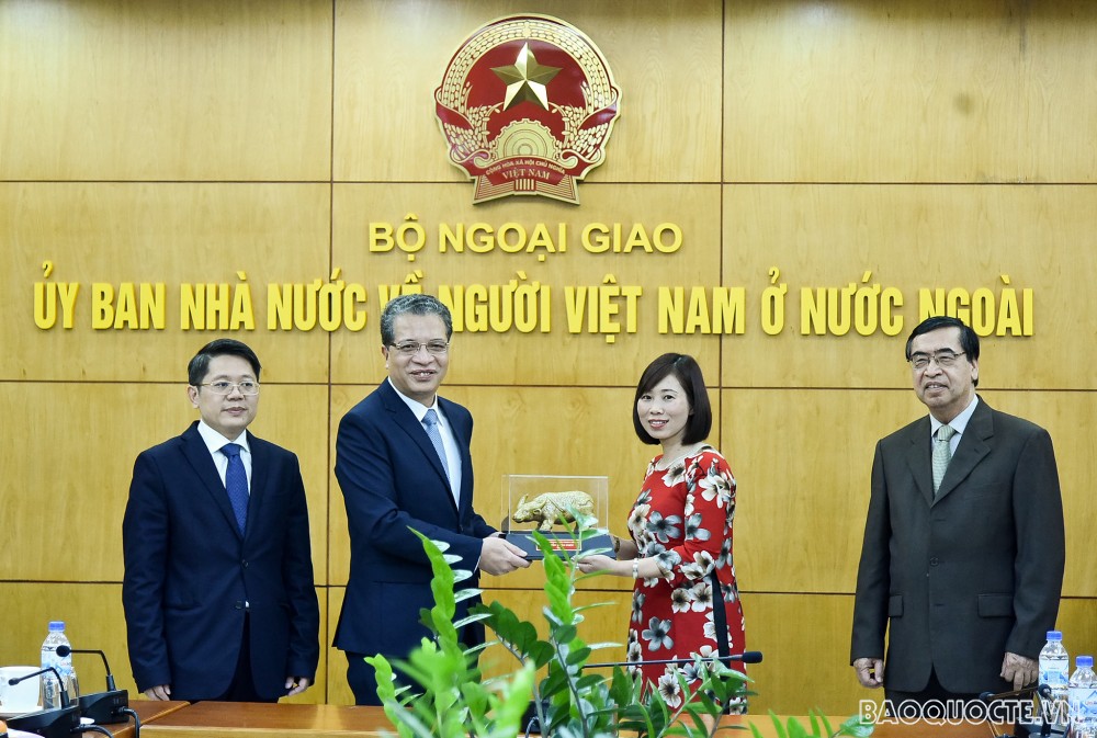 Lãnh đạo Bộ Ngoại giao tặng quà Tết cho một số kiều bào tiêu biểu