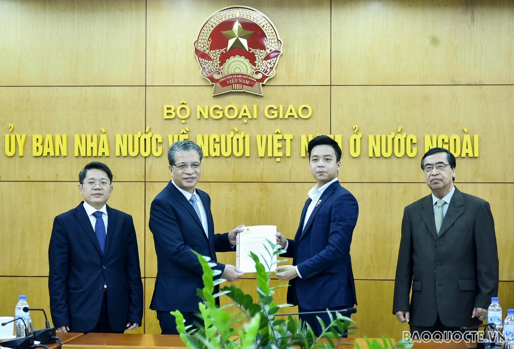 Lãnh đạo Bộ Ngoại giao tặng quà Tết cho một số kiều bào tiêu biểu