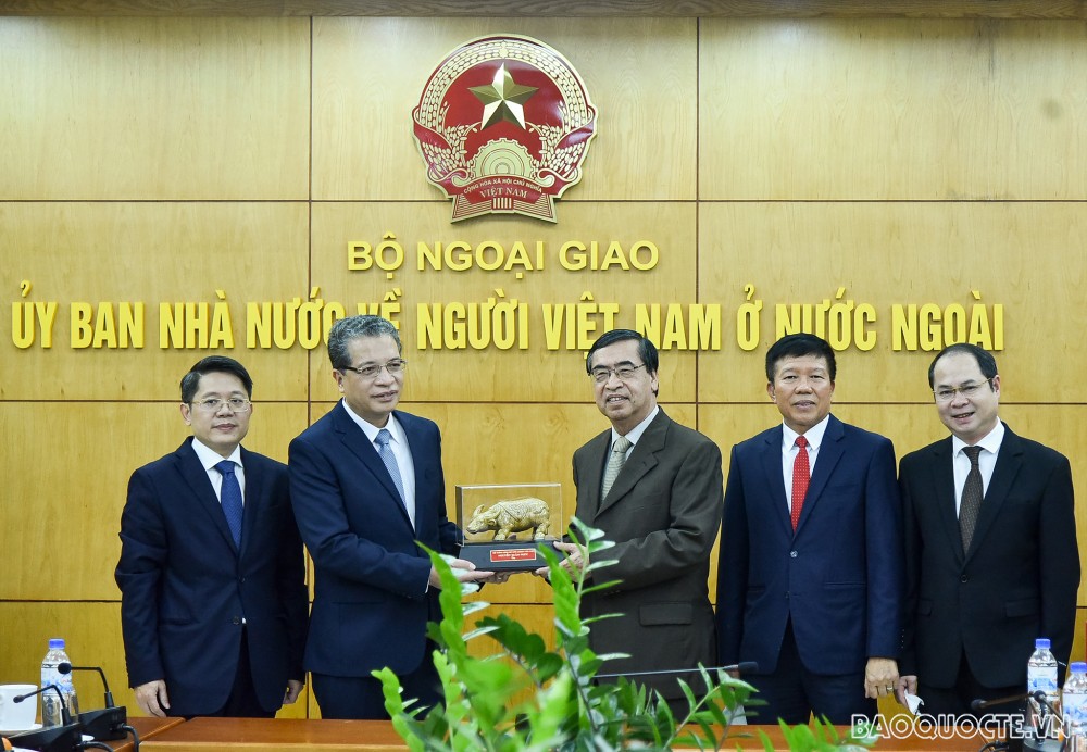 Lãnh đạo Bộ Ngoại giao tặng quà Tết cho một số kiều bào tiêu biểu