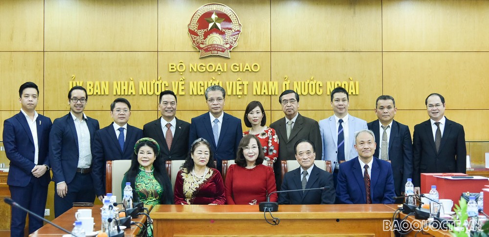 Lãnh đạo Bộ Ngoại giao tặng quà Tết cho một số kiều bào tiêu biểu Lãnh đạo Bộ Ngoại giao tặng quà Tết cho một số kiều bào tiêu biểu