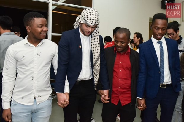 Các sinh viên quốc tế của Đại học Bách khoa Hà Nội cùng giao lưu trong dịp gặp mặt cuối năm. 