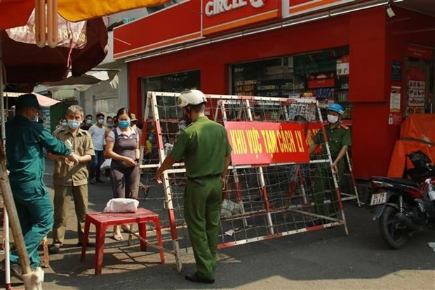 Người dân khu vực cách ly Mả Lạng nhận nhu yếu phẩm từ cán bộ chính quyền địa phương. (Ảnh: Đinh Hằng/TTXVN)