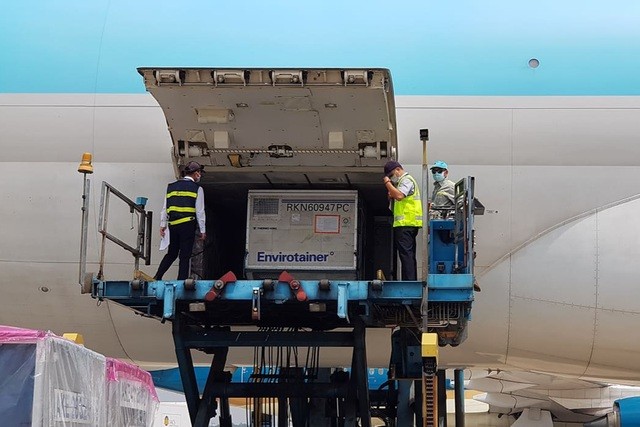 Cận cảnh lô vắc xin Covid-19 đầu tiên về Việt Nam Cận cảnh lô vắc xin Covid-19 đầu tiên về Việt Nam