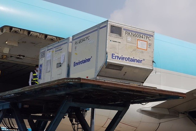 Cận cảnh lô vắc xin Covid-19 đầu tiên về Việt Nam Cận cảnh lô vắc xin Covid 19 đầu tiên về Việt Nam