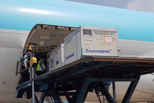 Cận cảnh lô vắc xin Covid-19 đầu tiên về Việt Nam Cận cảnh lô vắc xin Covid 19 đầu tiên về Việt Nam