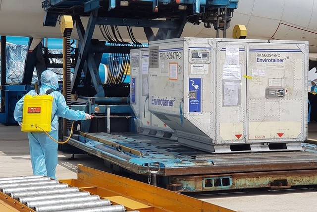 Cận cảnh lô vắc xin Covid-19 đầu tiên về Việt Nam Cận cảnh lô vắc xin Covid 19 đầu tiên về Việt Nam