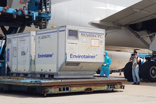 Vắc xin AstraZeneca là vắc xin ngừa Covid-19 đầu tiên được phê duyệt nhập khẩu có điều kiện vào Việt Nam Vắc xin AstraZeneca là vắc xin ngừa Covid-19 đầu tiên được phê duyệt nhập khẩu có điều kiện vào Việt Nam