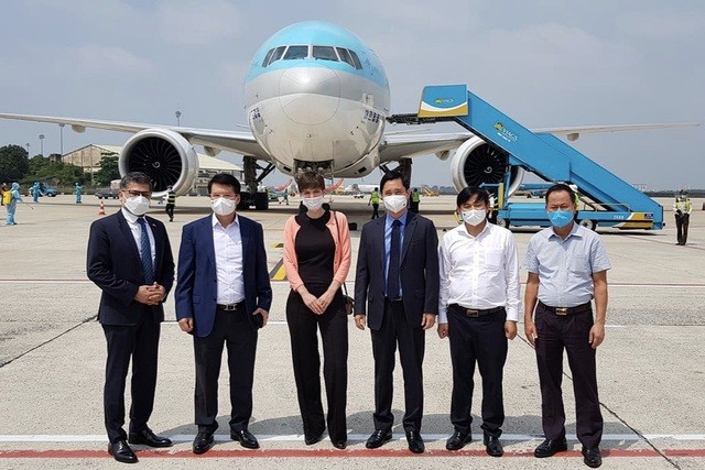 Cận cảnh lô vắc xin Covid-19 đầu tiên về Việt Nam Cận cảnh lô vắc xin Covid-19 đầu tiên về Việt Nam