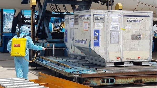 Cận cảnh lô vaccine Covid-19 đầu tiên về Việt Nam