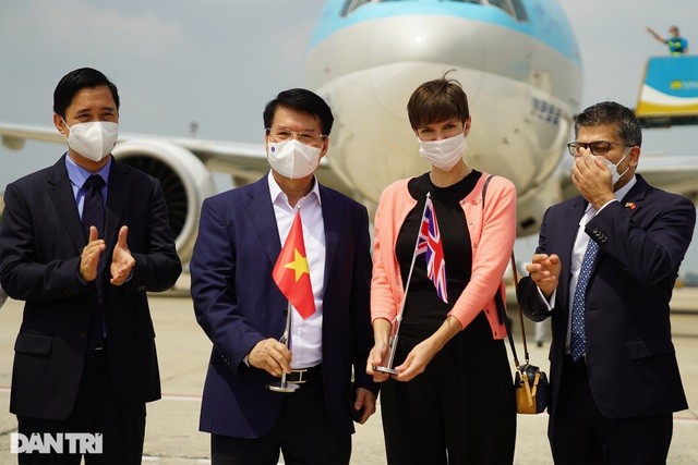 Theo Thứ trưởng Y tế Trương Quốc Cường, lô vắc xin đầu tiên có 117.600 liều. Vắc xin này đã được Tổ chức Y tế thế giới kiểm định và được sử dụng ở trên 50 nước, có hiệu quả tương đối cao, trên 80%. Theo Thứ trưởng Y tế Trương Quốc Cường, lô vắc xin đầu tiên có 117.600 liều. Vắc xin này đã được Tổ chức Y tế thế giới kiểm định và được sử dụng ở trên 50 nước, có hiệu quả tương đối cao, trên 80%.