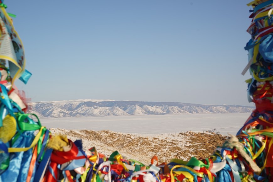 Vẻ đẹp trong suốt của hồ Baikal - hồ nước bị đóng băng hoàn toàn ở Nga