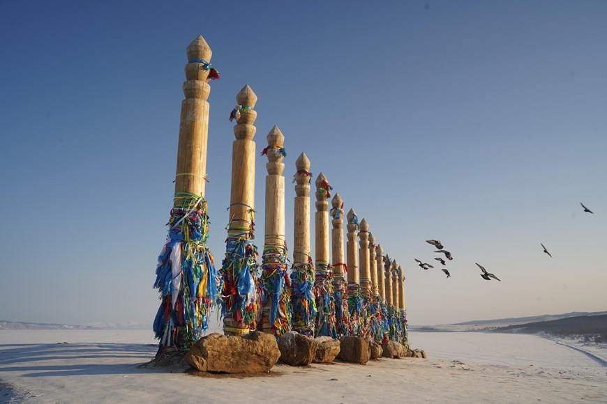 Vẻ đẹp trong suốt của hồ Baikal - hồ nước bị đóng băng hoàn toàn ở Nga