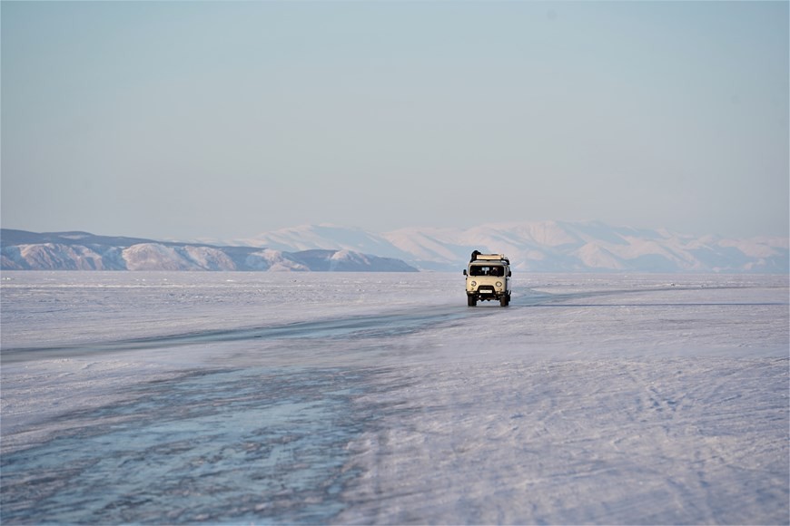 Vẻ đẹp trong suốt của hồ Baikal - hồ nước bị đóng băng hoàn toàn ở Nga