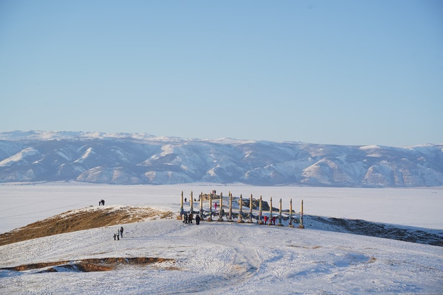 Vẻ đẹp trong suốt của hồ Baikal - hồ nước bị đóng băng hoàn toàn ở Nga