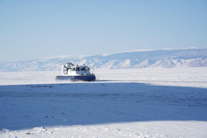 Vẻ đẹp trong suốt của hồ Baikal - hồ nước bị đóng băng hoàn toàn ở Nga