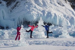 Vẻ đẹp trong suốt của hồ Baikal - hồ nước bị đóng băng hoàn toàn ở Nga