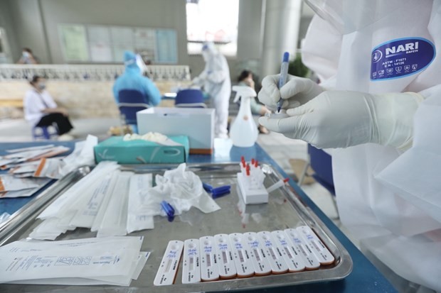 Nhân viên y tế lấy mẫu xét nghiệm cho người dân. (Ảnh: Minh Quyết/TTXVN) Nhân viên y tế lấy mẫu xét nghiệm cho người dân. (Ảnh: Minh Quyết/TTXVN)