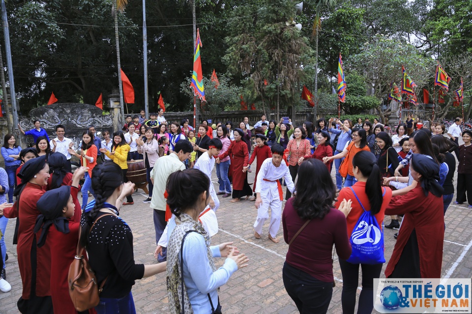 doan nu cong bo ngoai giao vieng vua hung lam tu thien o viet tri