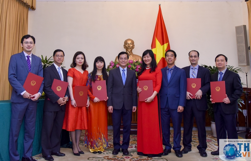 Bộ Ngoại giao trao quyết định bổ nhiệm, phân công cán bộ lãnh đạo cấp Vụ