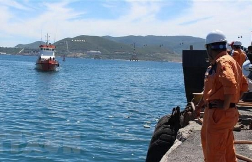 Đưa thuyền viên người Philippines gặp nạn trên biển vào đất liền