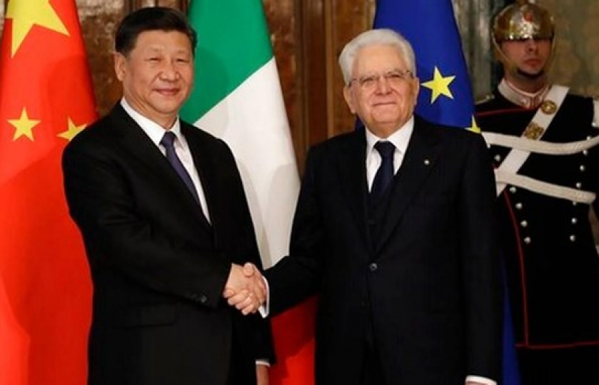 Cái bắt tay nhiều toan tính