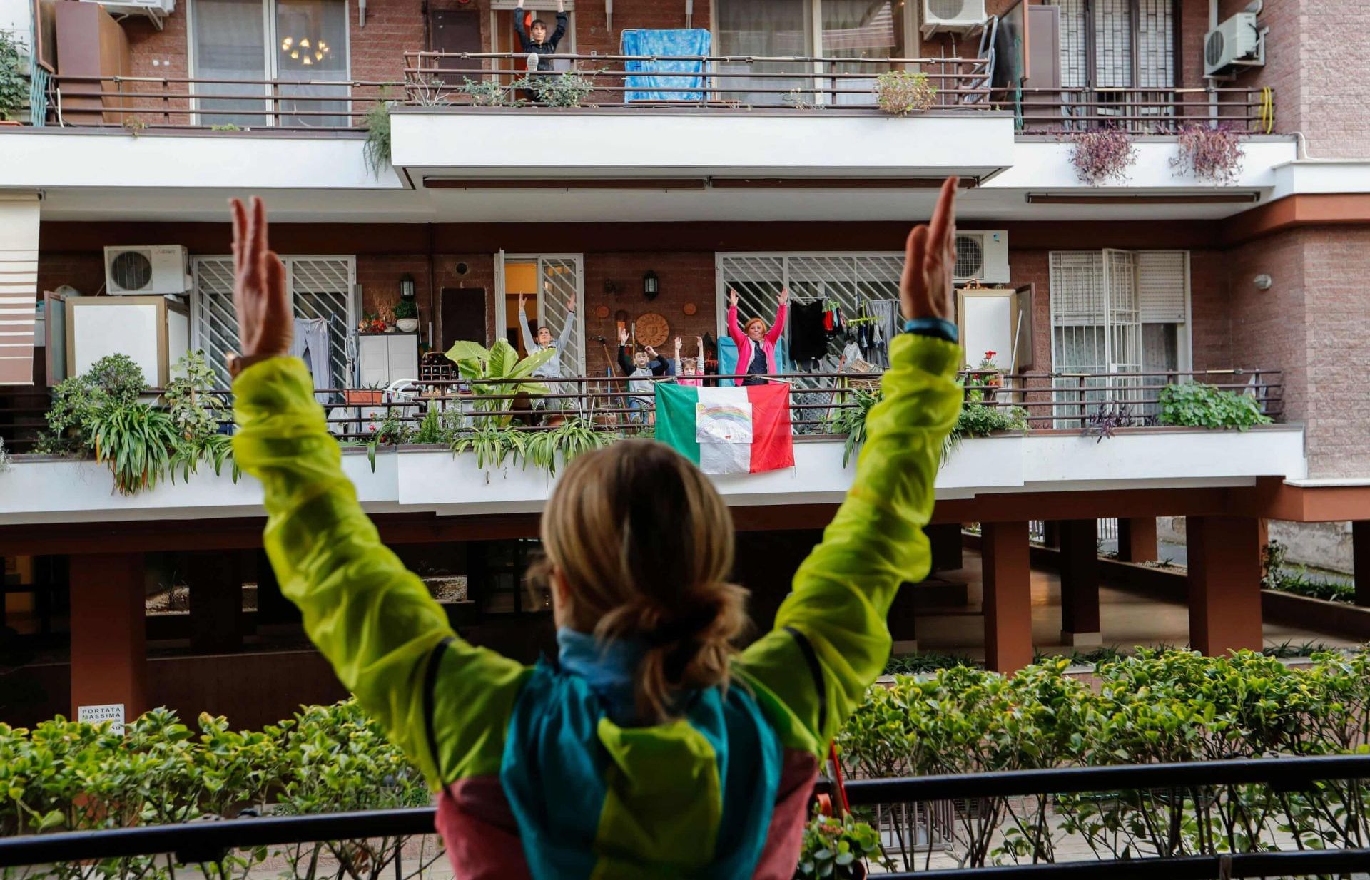 Quên dịch bệnh đi... đây là cách người dân châu Âu "đón nhận" đại dịch Covid-19