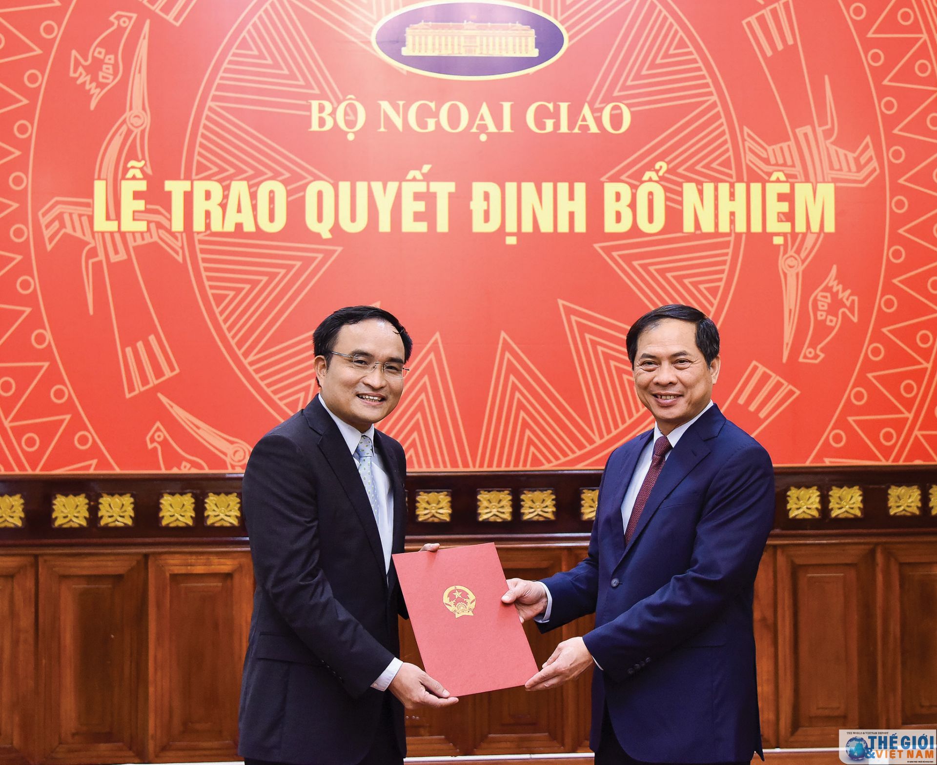 Thứ trưởng Thường trực Bùi Thanh Sơn trao quyết định điều động, bổ nhiệm cán bộ cấp Vụ thu truong thuong truc bui thanh son trao quyet dinh dieu dong bo nhiem can bo cap vu