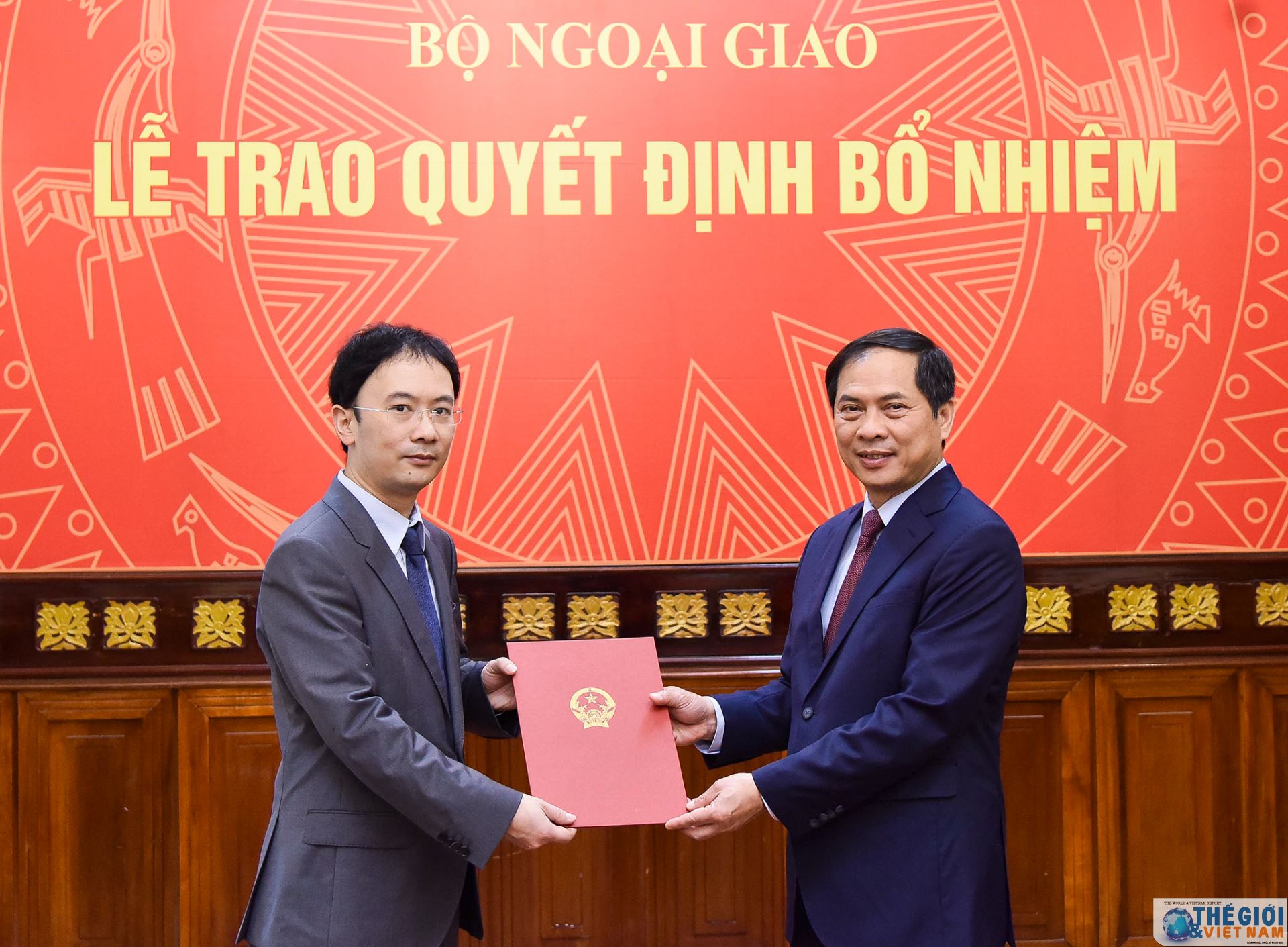 Thứ trưởng Thường trực Bùi Thanh Sơn trao quyết định điều động, bổ nhiệm cán bộ cấp Vụ thu truong thuong truc bui thanh son trao quyet dinh dieu dong bo nhiem can bo cap vu