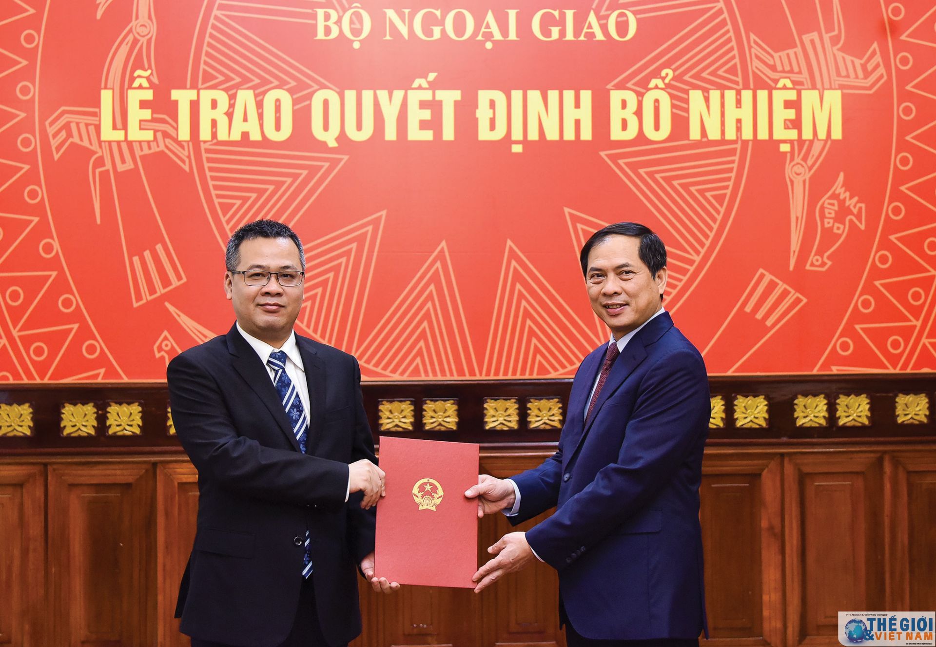 Thứ trưởng Thường trực Bùi Thanh Sơn trao quyết định điều động, bổ nhiệm cán bộ cấp Vụ thu truong thuong truc bui thanh son trao quyet dinh dieu dong bo nhiem can bo cap vu