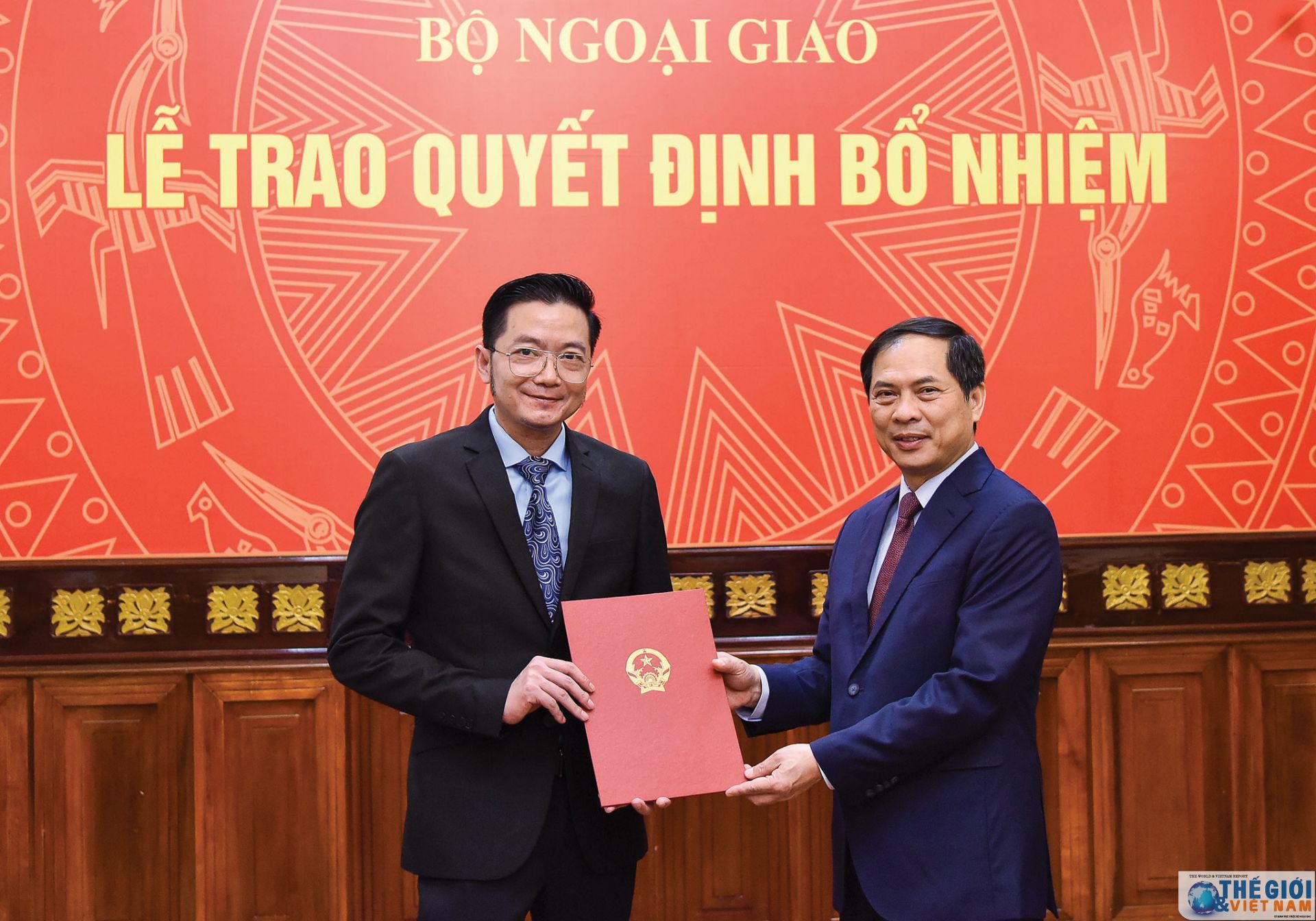 Thứ trưởng Thường trực Bùi Thanh Sơn trao quyết định điều động, bổ nhiệm cán bộ cấp Vụ thu truong thuong truc bui thanh son trao quyet dinh dieu dong bo nhiem can bo cap vu