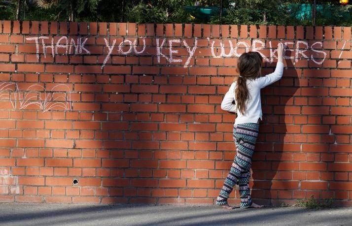 Hình ảnh người dân khắp thế giới cảm ơn y bác sĩ trong cuộc chiến chống Covid-19