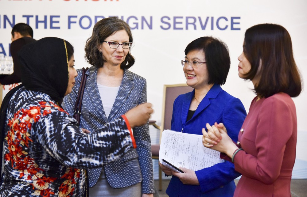 Đại sứ Nguyễn Nguyệt Nga: Bóng hồng sắc sảo trên “đấu trường” ngoại giao Đại sứ Nguyễn Nguyệt Nga: Người truyền cảm hứng