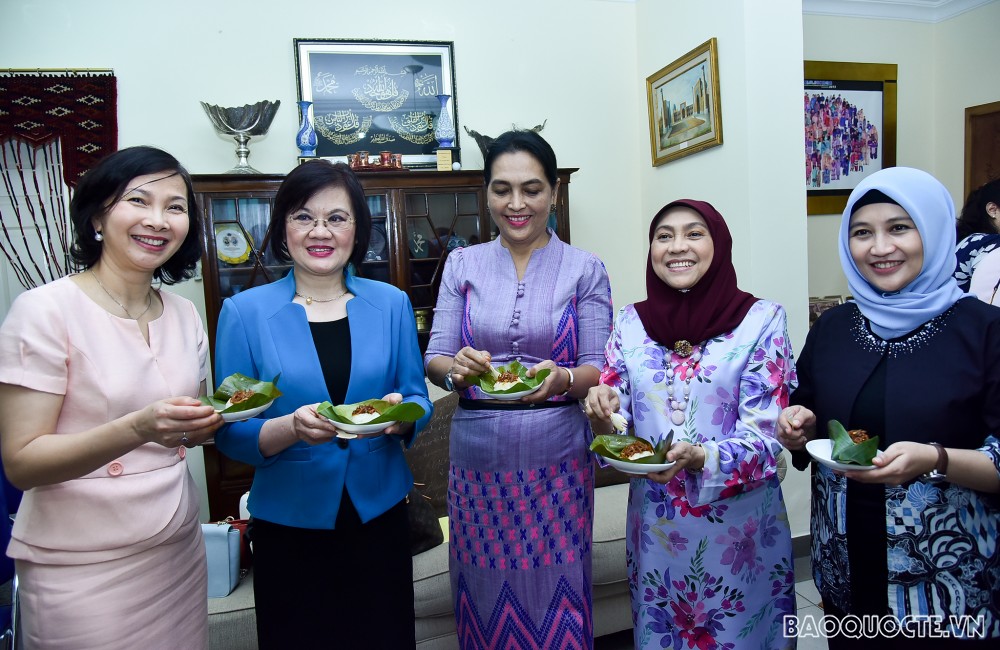 Nhóm Phụ nữ Cộng đồng ASEAN tại Hà Nội trổ tài làm món ăn Brunei