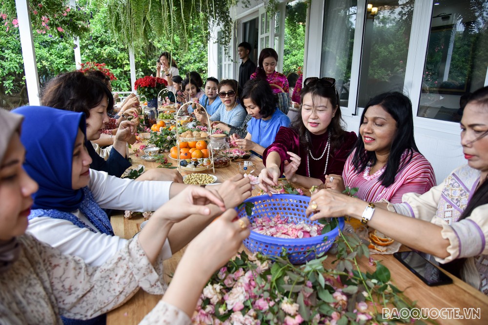 Nhóm Phụ nữ Cộng đồng ASEAN tại Hà Nội hái hoa trổ tài làm nước hoa hồng